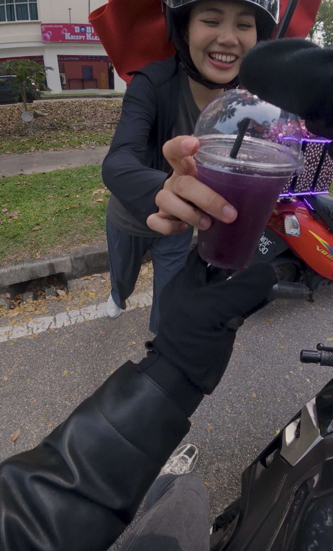 M’sian Rider Slows Down To Check On Girl With Giant Ribbon Dancing By Roadside, Gets Free Slushi Instead