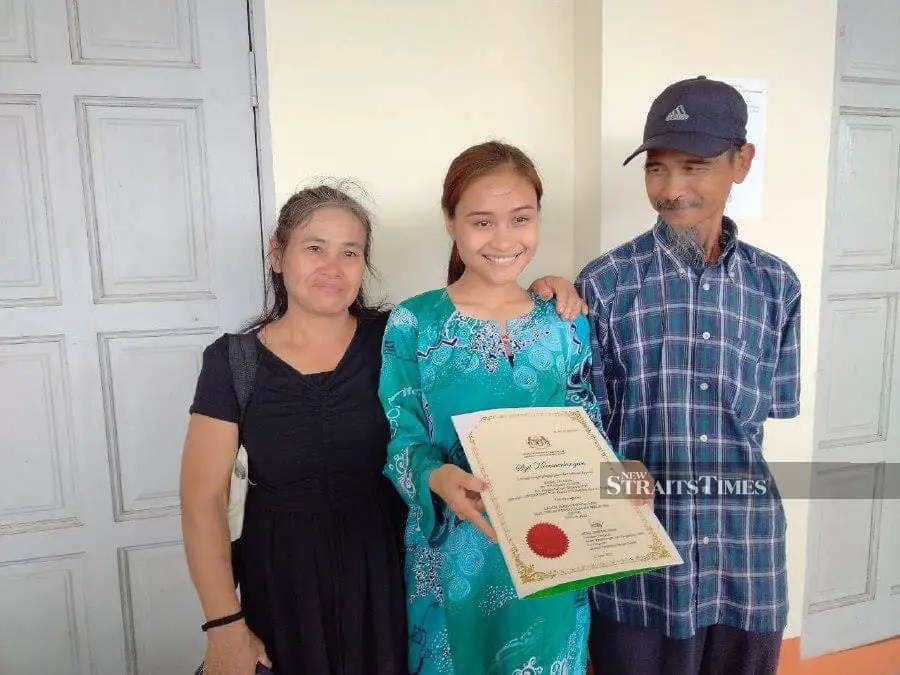 M'sian Rubber Tapper Borrows RM120 From Villagers To Celebrate Daughter's 4.0 GPA Score In STPM