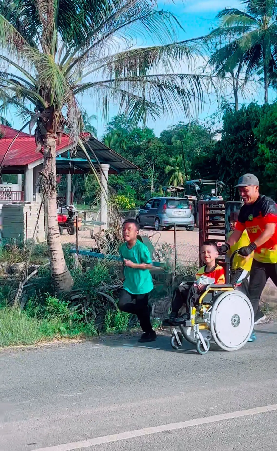 M’sian teacher runs with disabled student in wheelchair 