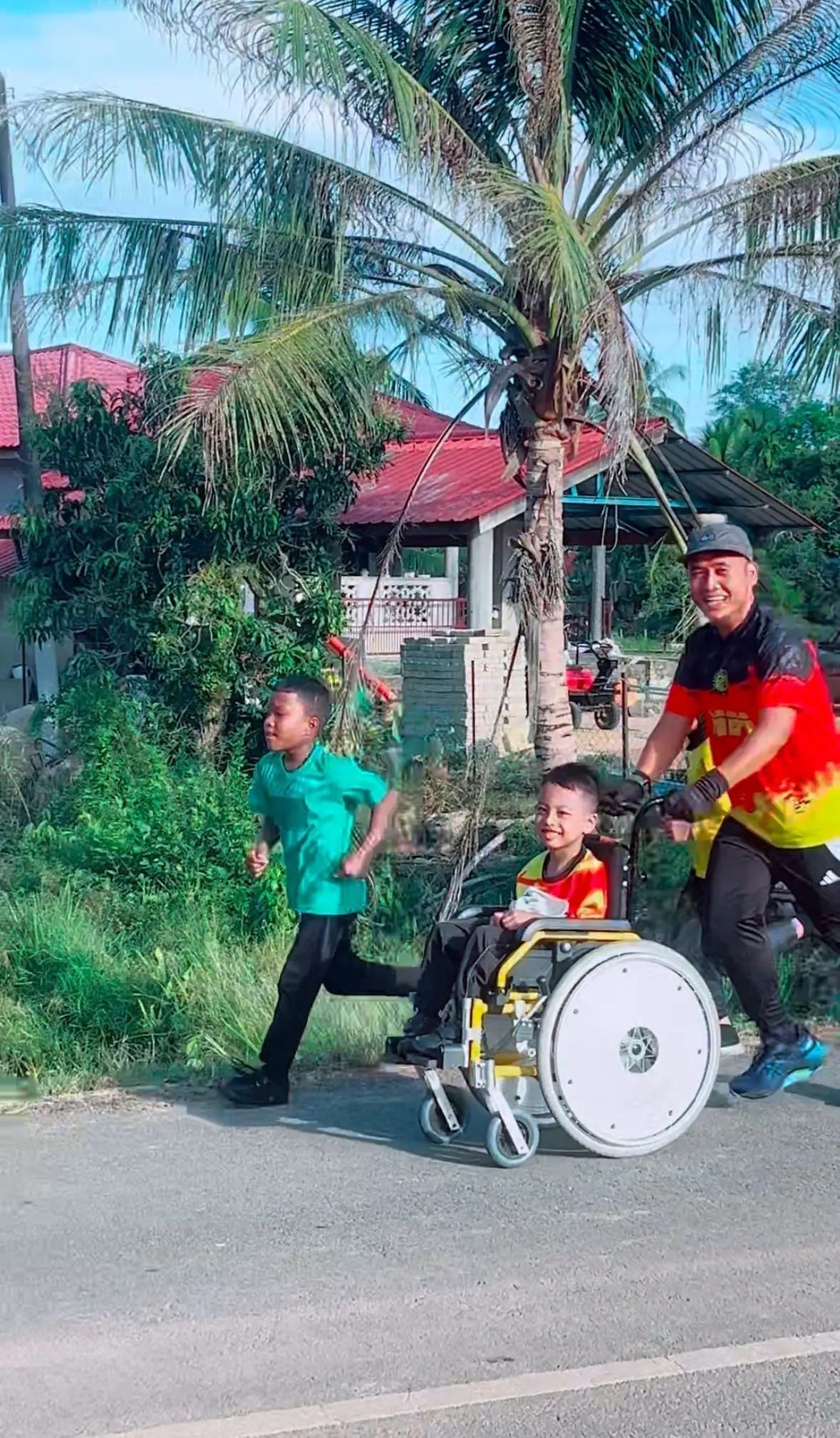 M’sian teacher runs with disabled student in wheelchair 