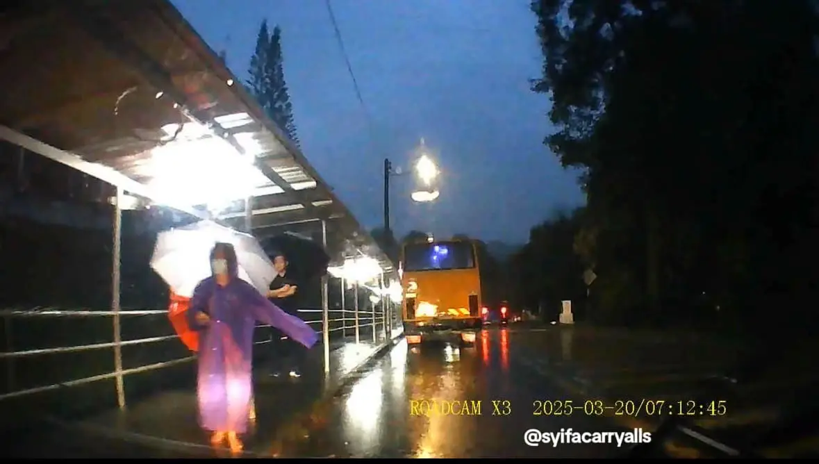 M'sian Teachers At Johor SJKC Brave Heavy Rain To Gently Escort Students From Cars To School