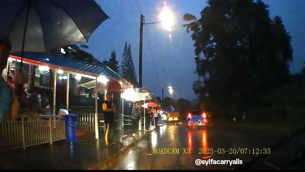 M'sian Teachers At Johor SJKC Brave Heavy Rain To Gently Escort Students From Cars To School