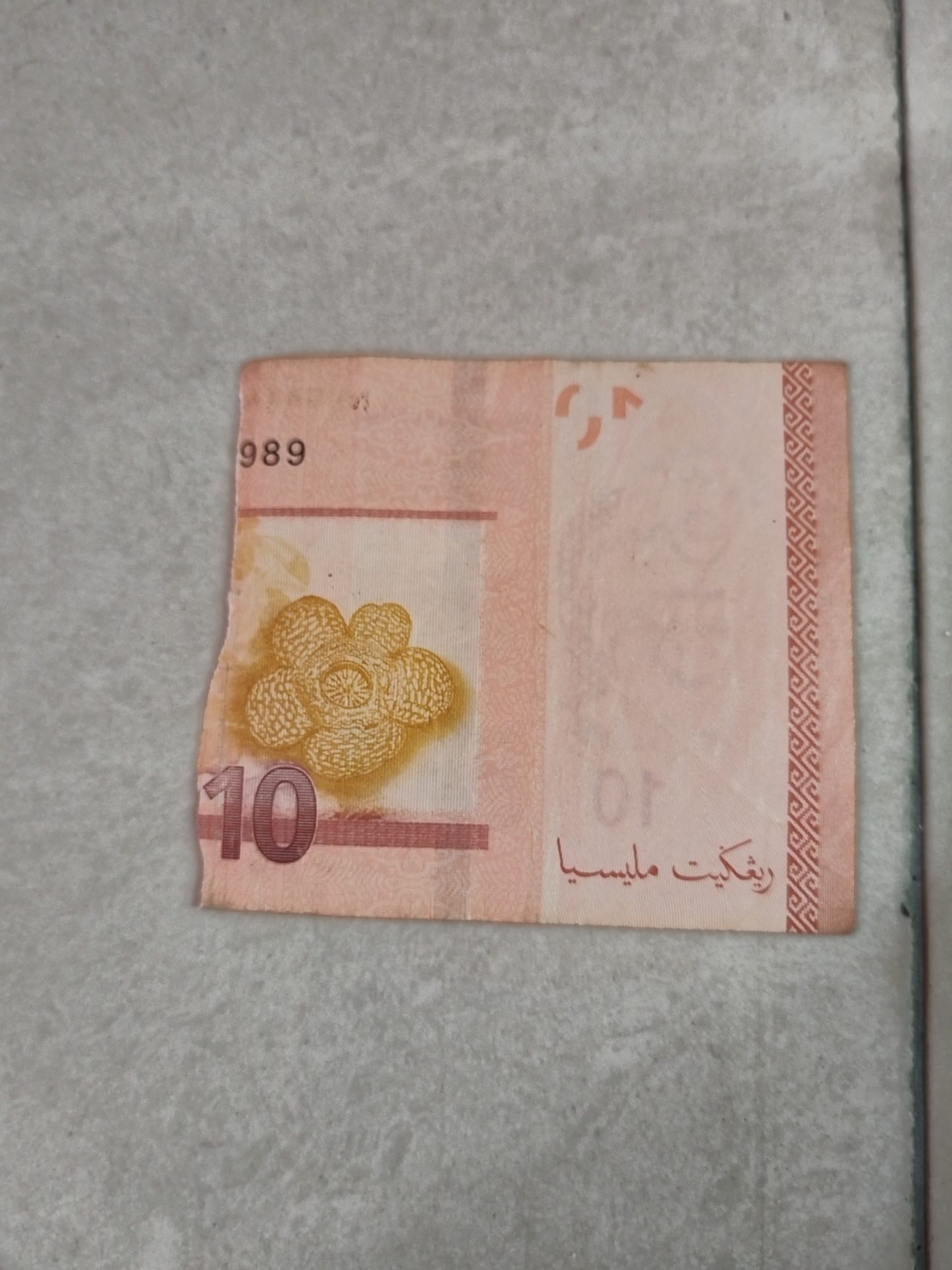 M’sian Temple Worker Tears RM10 Note In Half So He Could Give Back RM5 Change For Joss Paper