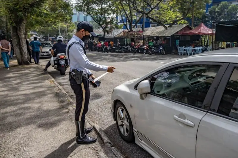M'sian traffic police giving a fine