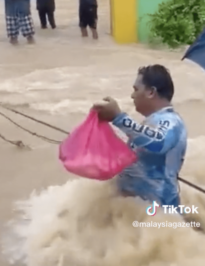 Abang Salleh Praised For Risking Life To Save Flood Victims In Johor 02