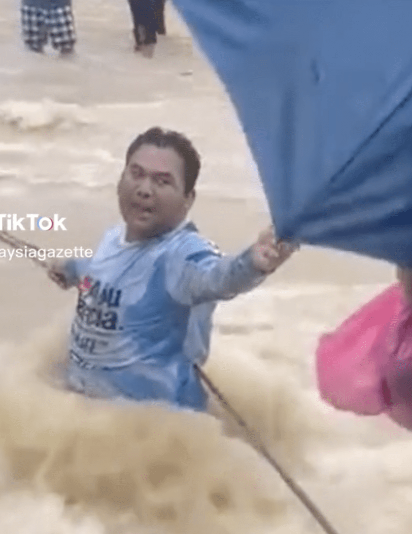Abang Salleh Uncle Praised For Risking Life To Save Flood Victims In Johor 03