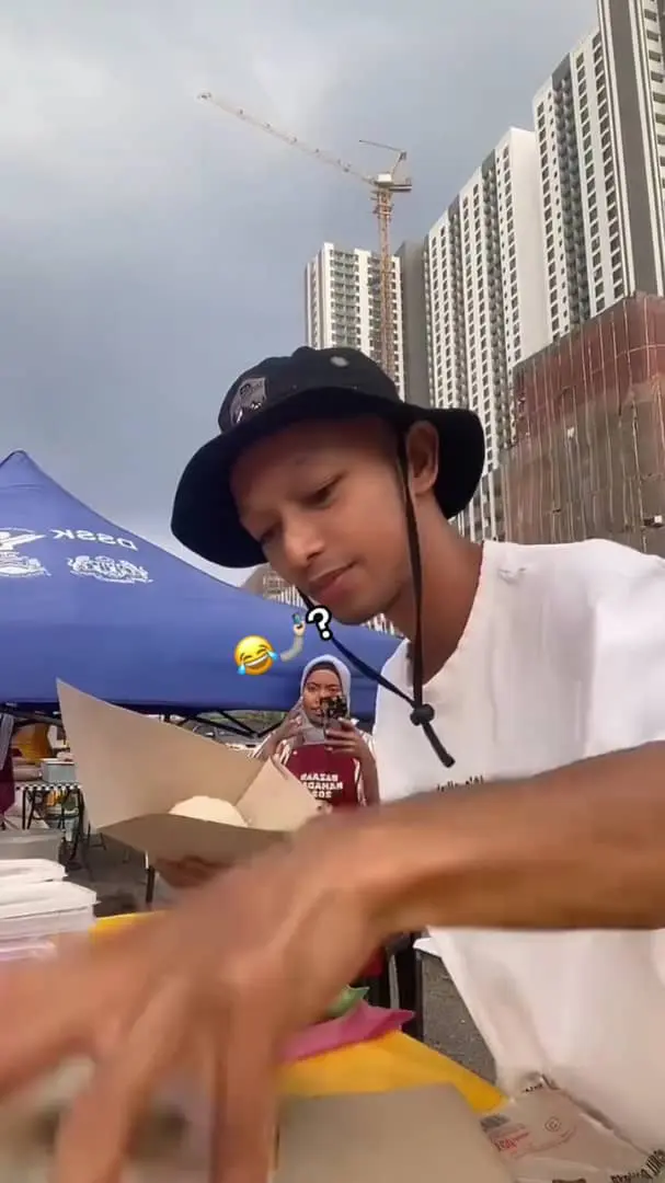 msian vendor packing nasi lemak at his stall