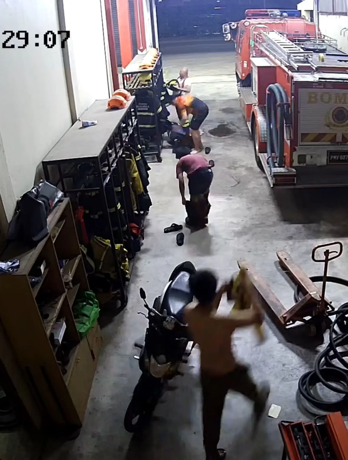 M’sian Volunteer Firefighters Impress Netizens With Swift 2-Minute Response To An Emergency
