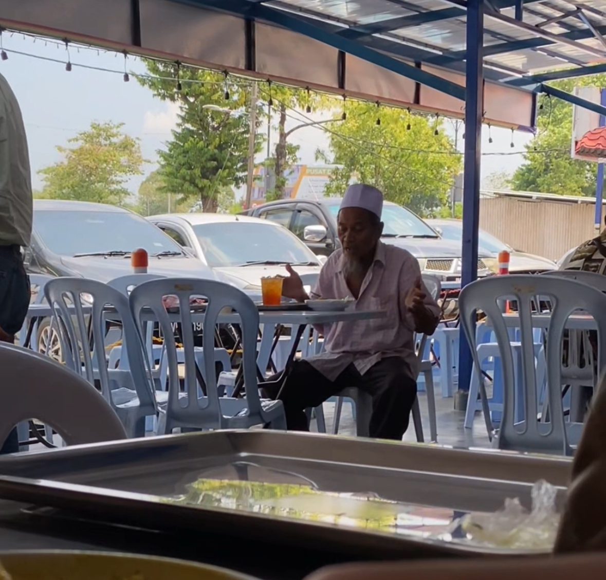 M’sian Woman Buys Meal For Elderly Man Eating Alone, Cries As It Reminds Her Of Late Father