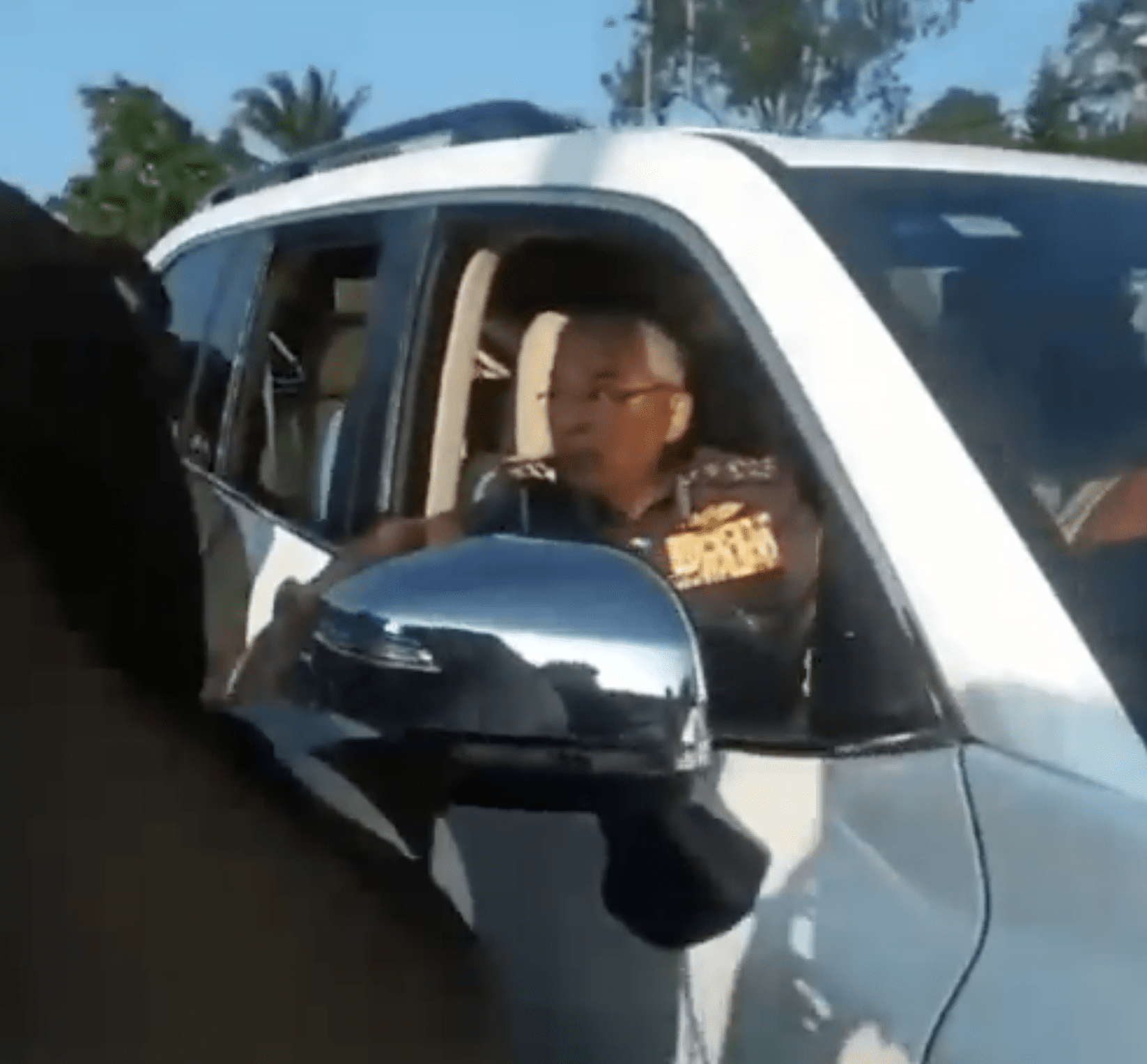 M'sian Woman Complains About Poorly Maintained Roads To Agung During His Visit To Sabah 3