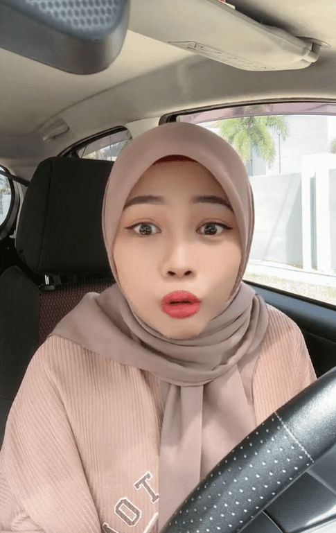 Frustrated M'sian woman rants about RM1.6k salary as a graphic designer