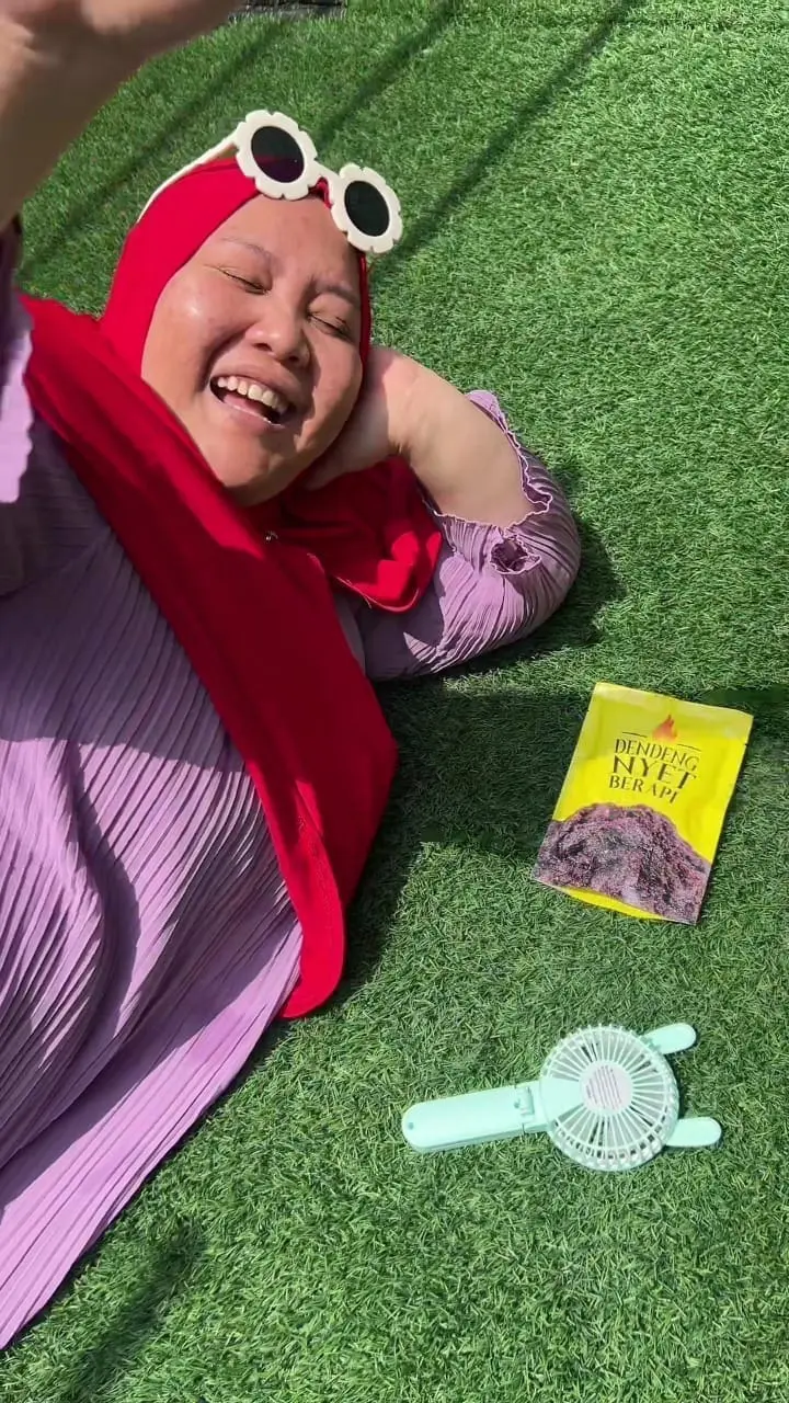 msian woman showing her Dendeng Nyet Beraoi