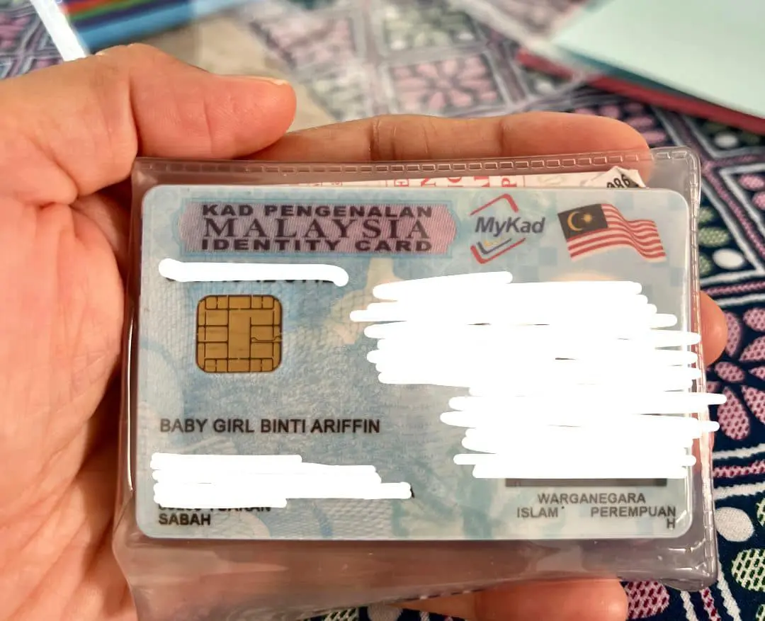 Msian woman showing her IC