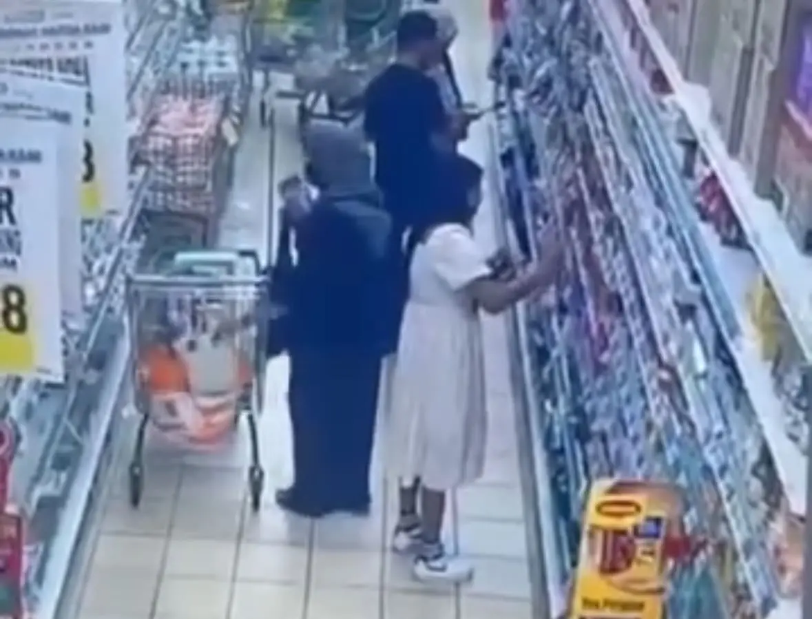 M'sian Woman Steals Handbag In Klang Supermarket