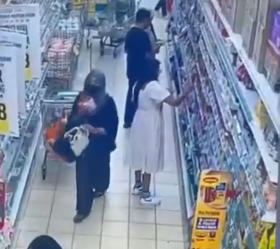 M'sian Woman Steals Handbag In Klang Supermarket
