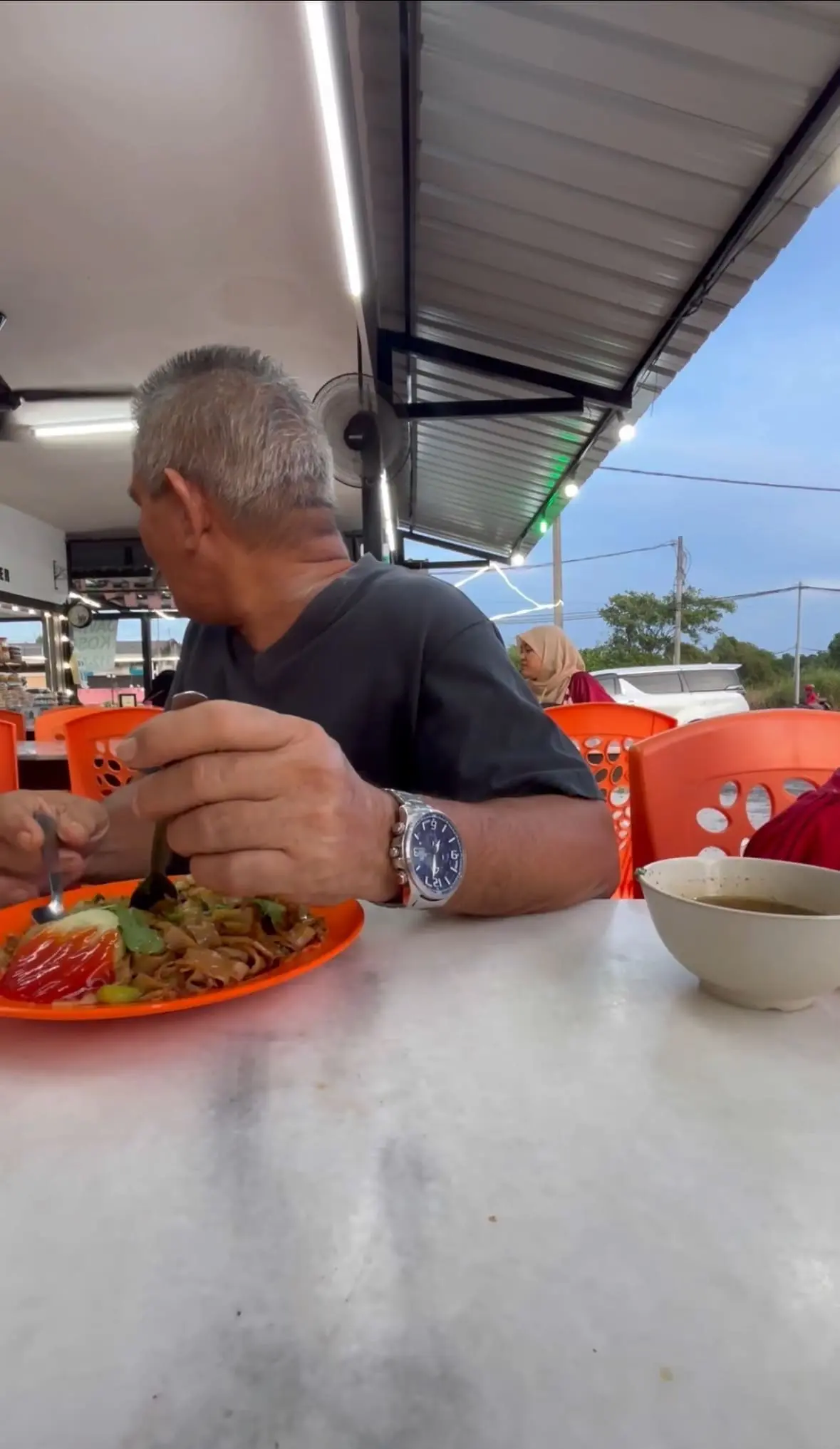 M'sian Woman Surprises Father With New Phone Following His Struggles With Old One