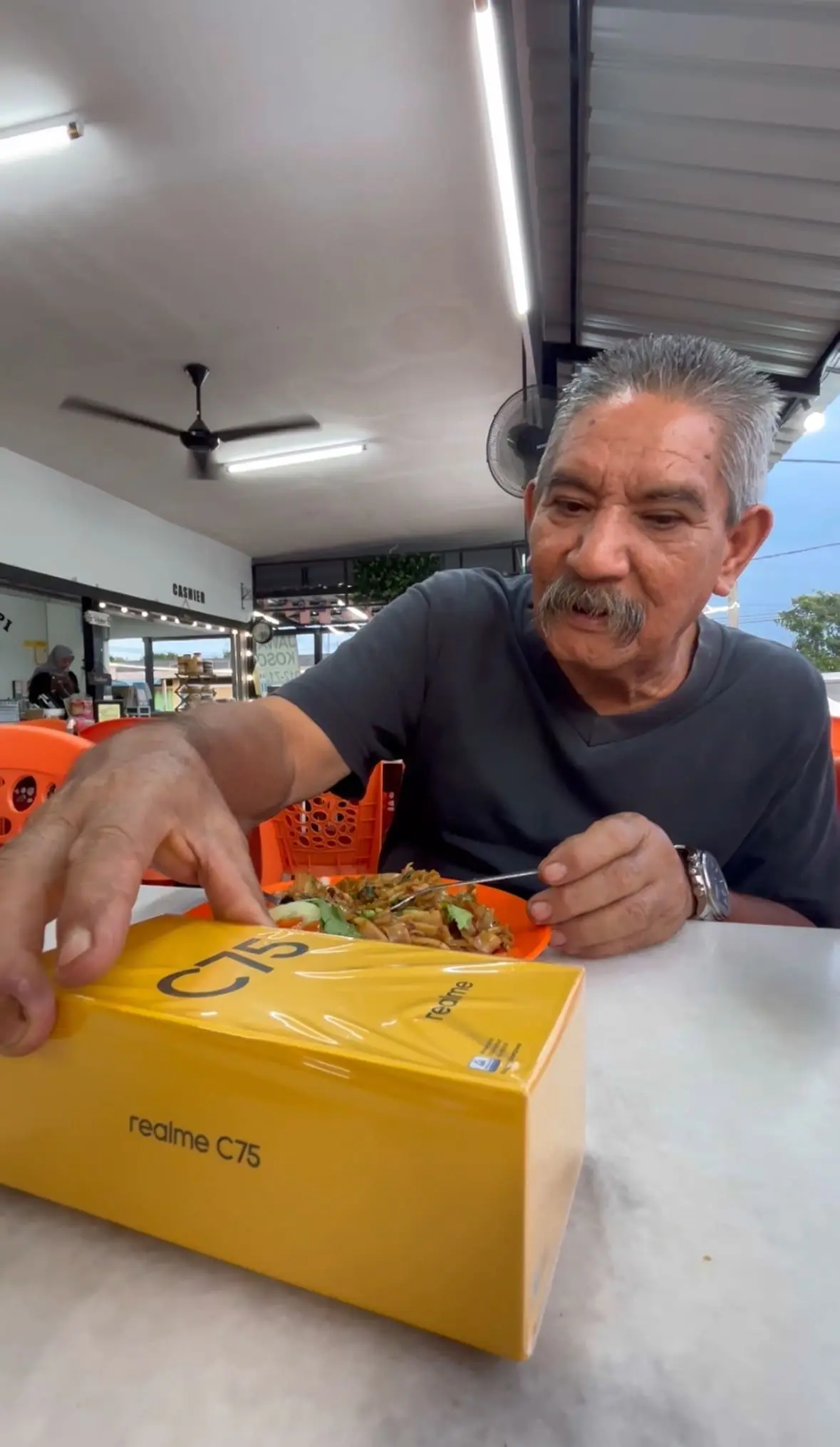 M'sian Woman Surprises Father With New Phone Following His Struggles With Old One