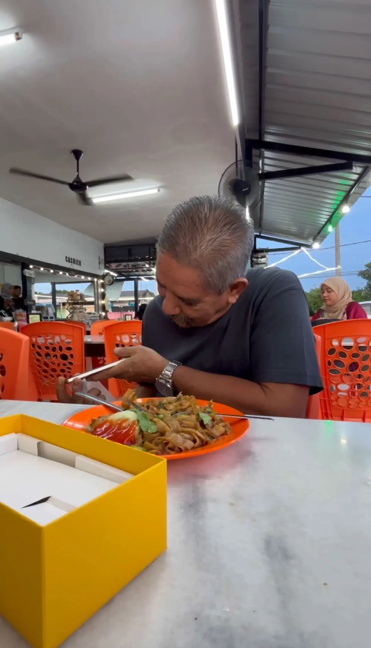 M'sian Woman Surprises Father With New Phone Following His Struggles With Old One