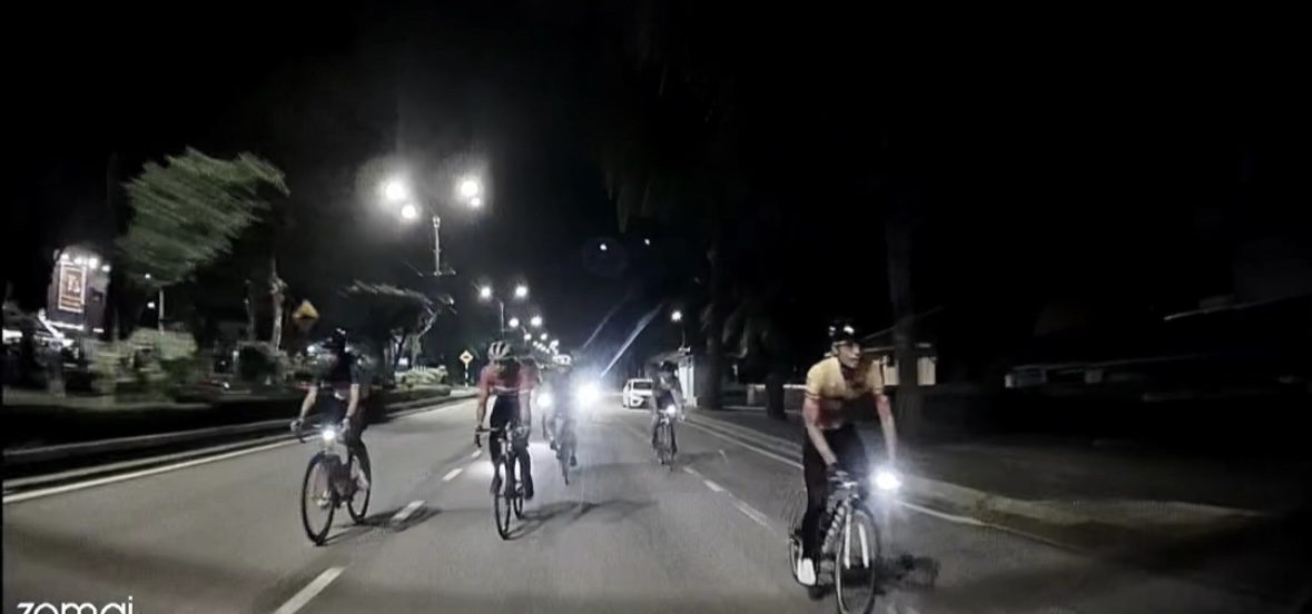 M’sian Woman Trapped Between Cyclists Taking Up Both Lanes In Shah Alam