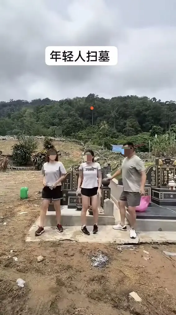 M'sian trip preparing to dance during Ching Ming