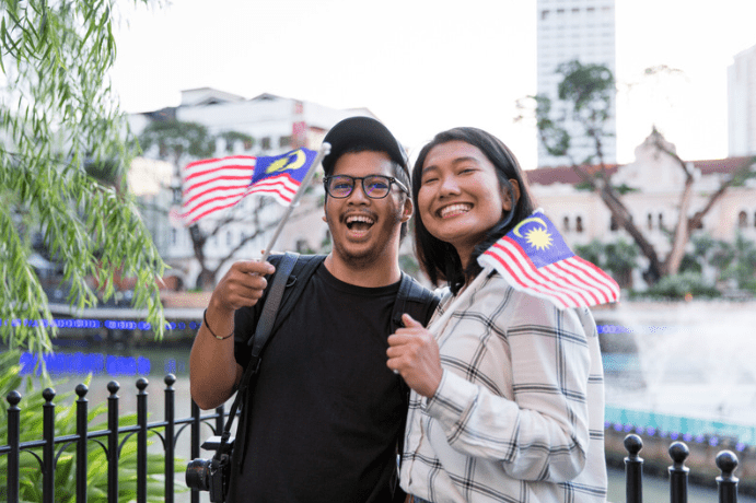 M'sians holding the Jalur Gemilang