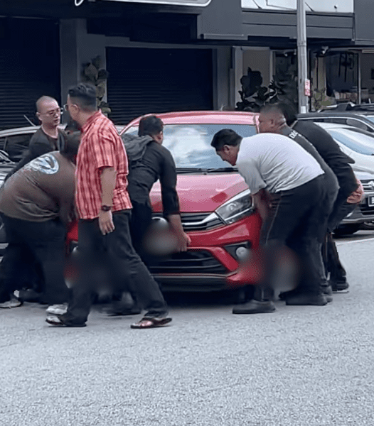 M’sians Physically Lift Double-Parked Axia Blocking Vios, Driver Fined After Police Arrive
