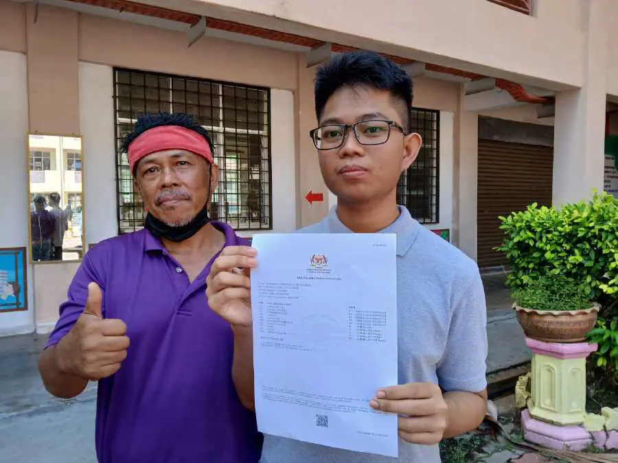  Muhammad Izwan Hanif Ielaham (Right), 18, the son of an ice delivery truck driver, achieved excellent results with As in all 10 subjects of the Siji Pelajaran Malaysia (SPM) 2023 examinations