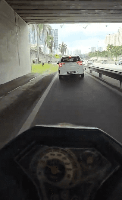 Myvi entered motorcycle lane Screenshot 2025-01-08 150314 (1)