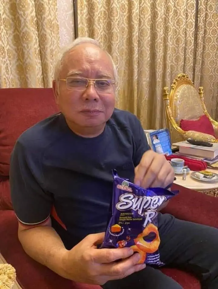 najib eating super ring