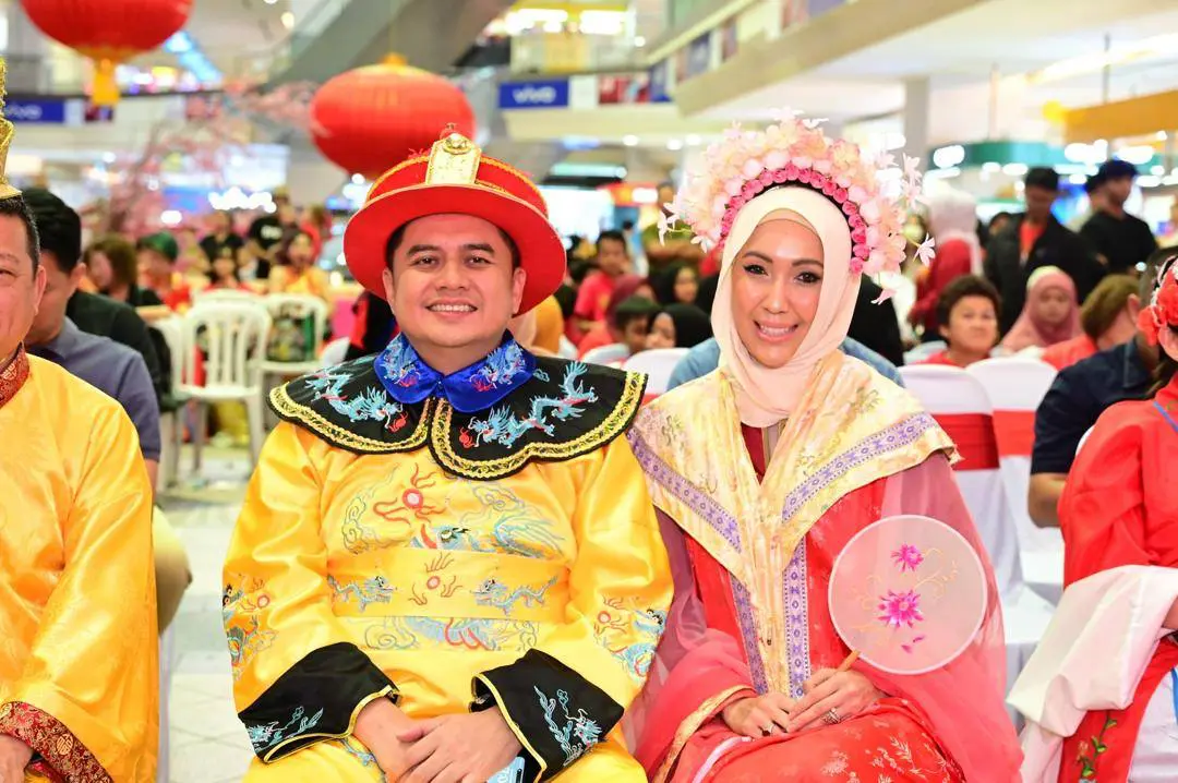 Najib Son Nizar Najib dons as Chinese qing emperor 1