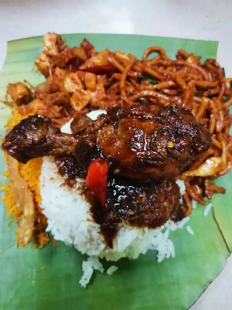 Grateful mom gifts doctor who took care of her daughter free Nasi Ambeng