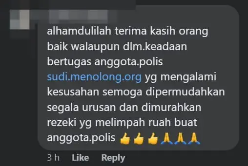 M'sian Police Officers Assist Stranded Motorcyclist Who Ran Out Of Fuel, Wins Praise Online
