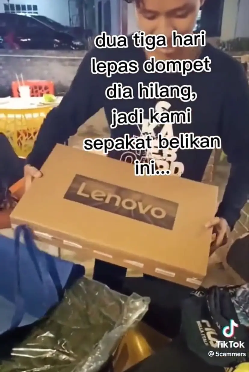M'sian Student Cries After His Friends Surprise Him With A New Laptop