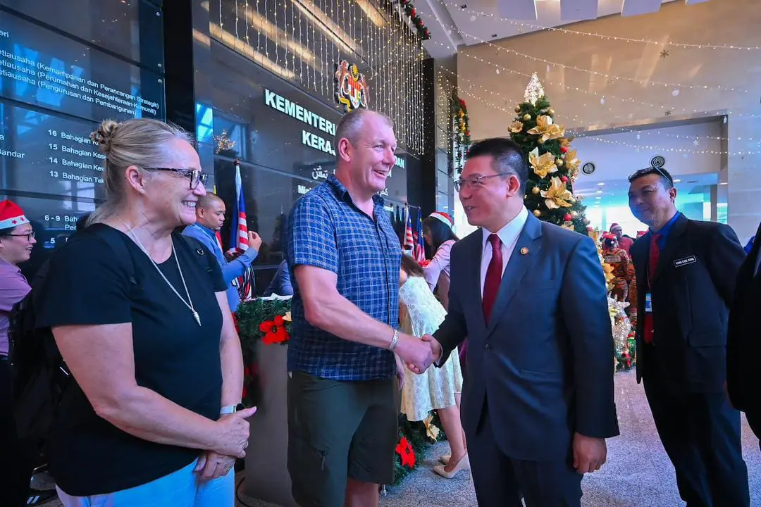 Nga greets foreign tourists