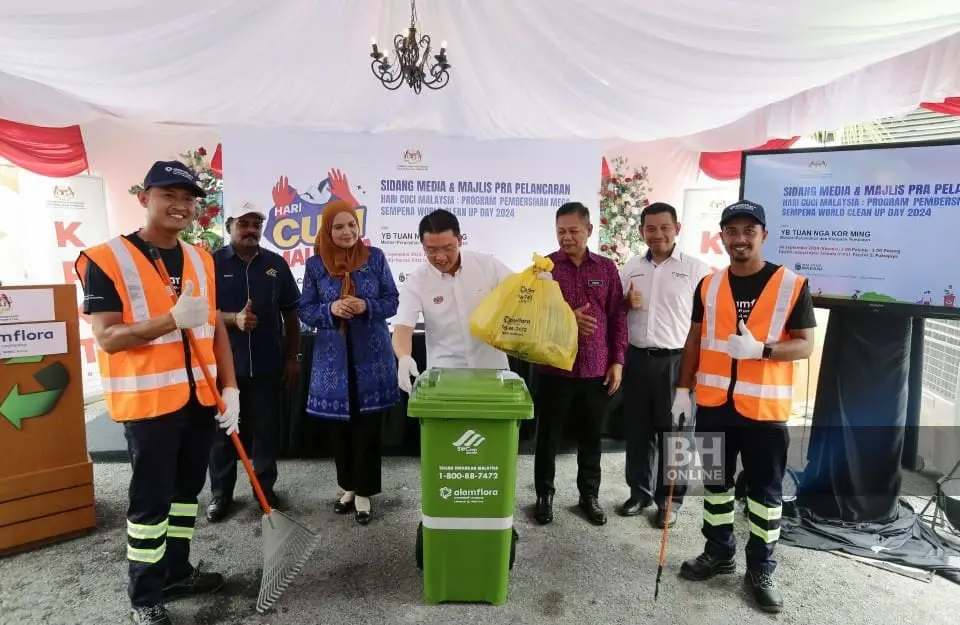 Nga Kor Ming at anti-littering campaign