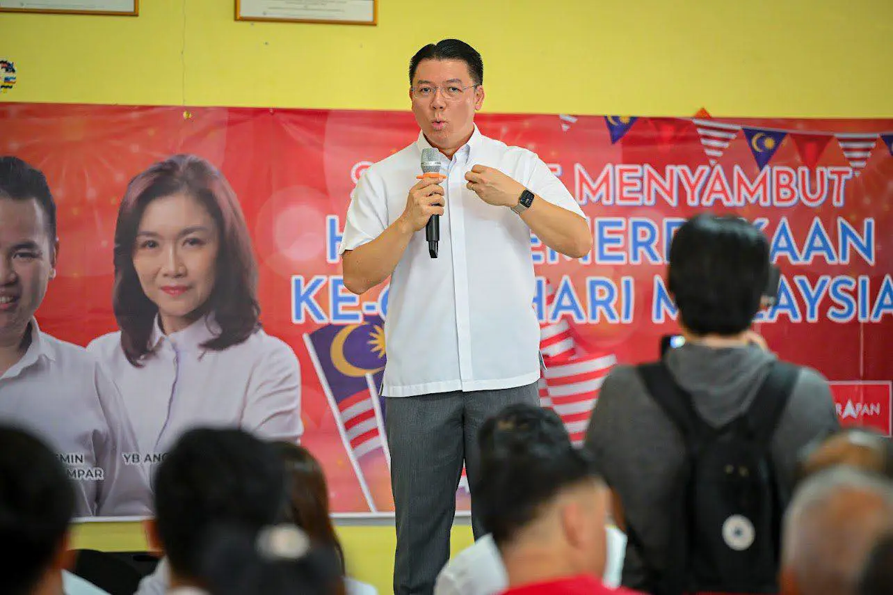 Nga Kor Ming on stage