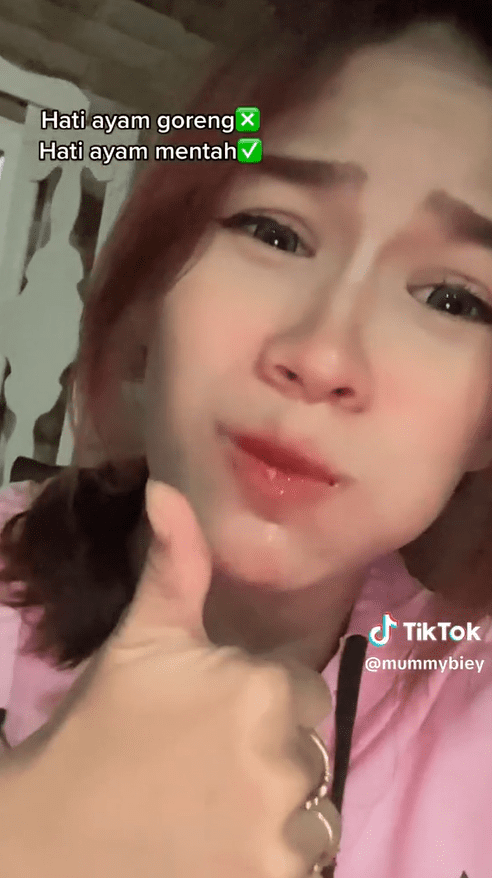 M'sian Woman Eats Raw Chicken Liver Live On TikTok, Claims It's Delicious