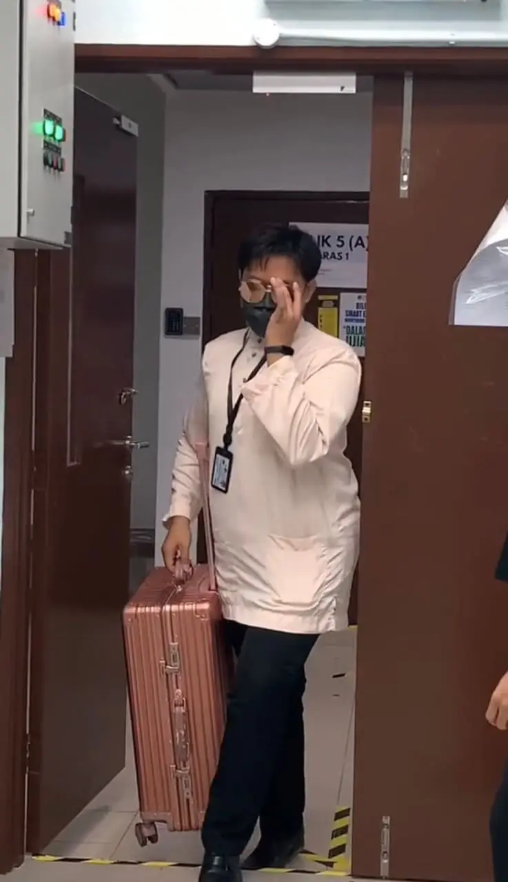 Local Uni Students Bring Rice Cooker, Serving Lid During 'No Backpack Day'