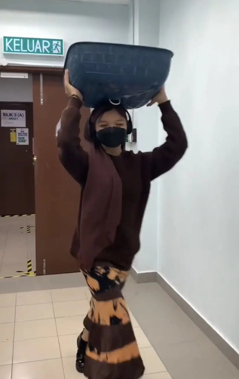 Local Uni Students Bring Rice Cooker, Serving Lid During 'No Backpack Day'