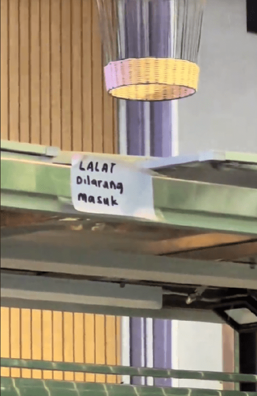 no flies are allowed sign