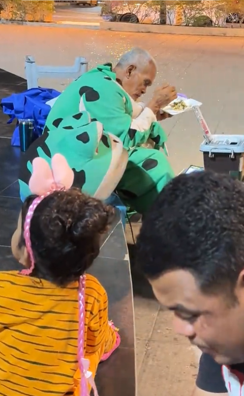 Old man thanks donor for the money