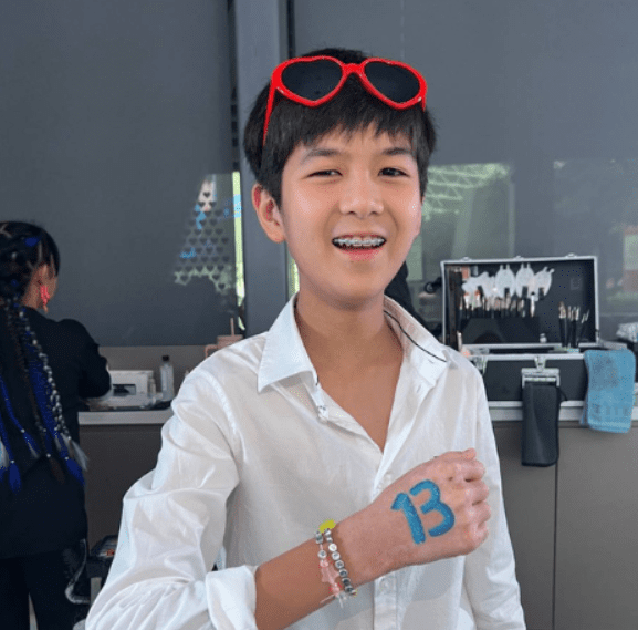 Oliver Lim giving away his ticket