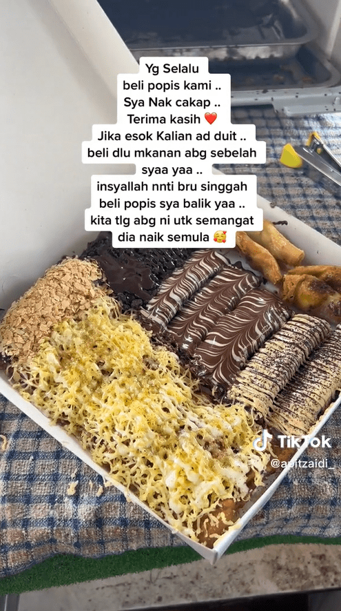 Sungai Petani vendor showing his banana pancakes