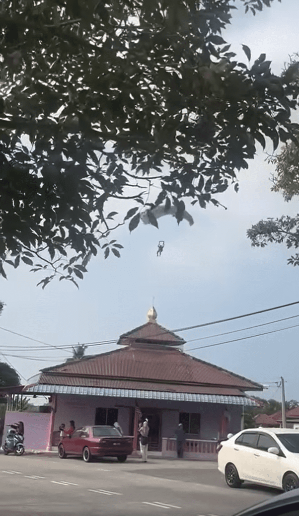 Paratrooper trying to land in Melaka