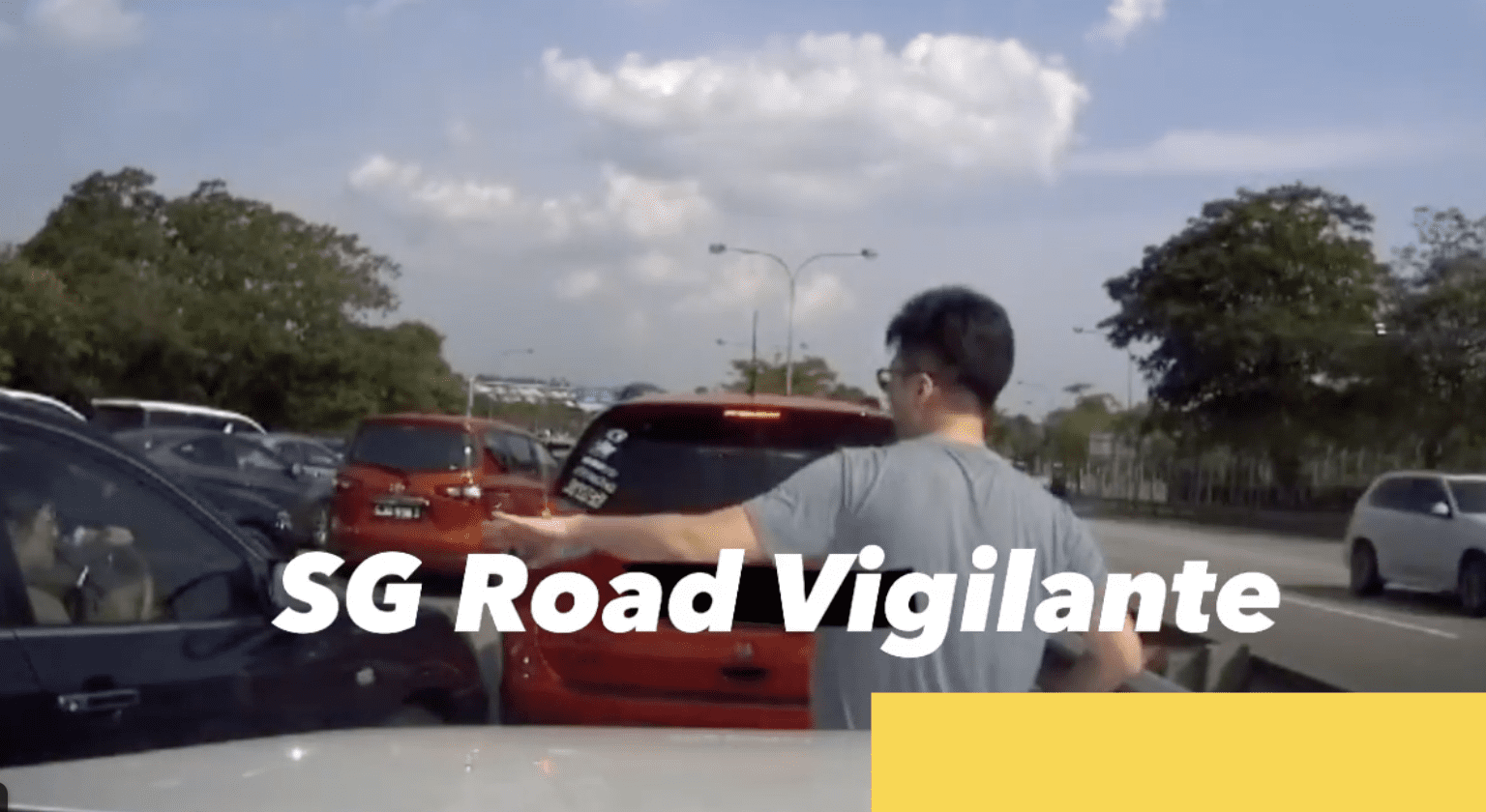 Passenger Of SG-Registered Car Blocks Traffic With His Body To Help It 'Cut Lane' At JB-SG Causeway 3