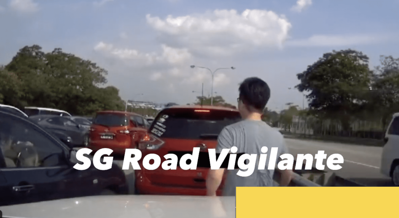 Passenger Of SG-Registered Car Blocks Traffic With His Body To Help It 'Cut Lane' At JB-SG Causeway 4