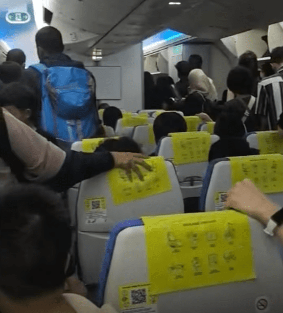 Passengers stranded on Scoot flight