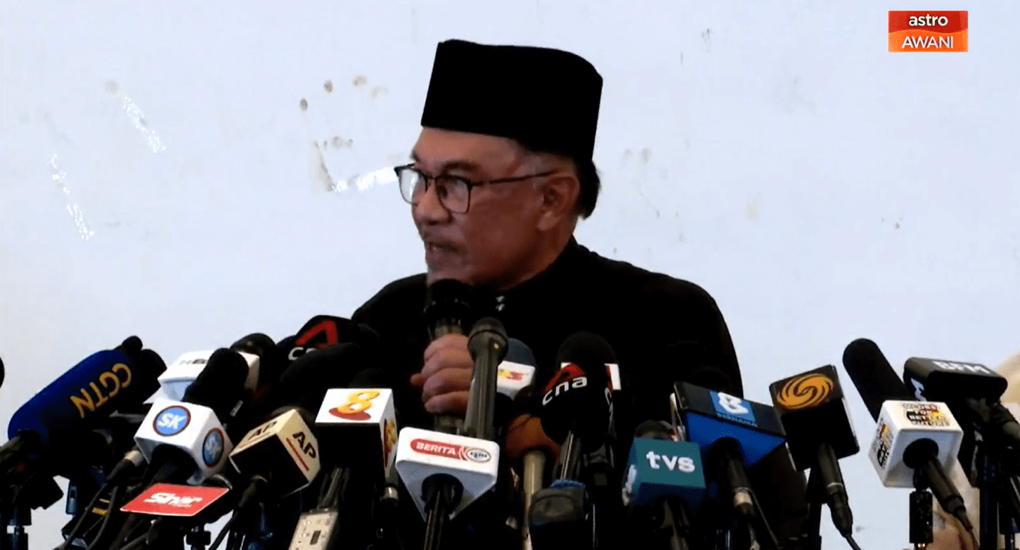 Anwar Ibrahim speaking to reporters at press conference