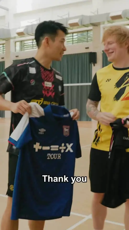 peng soo changing his shrt with ed sheeran