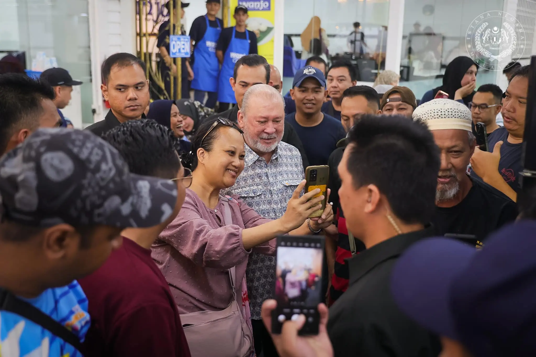 People taking selfie with Yang di-Pertuan Agong, Sultan Ibrahim